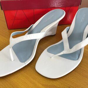 Aerosoles Women’s Size 10 White Patent Leather Wedge Sandals Slip-On Thong